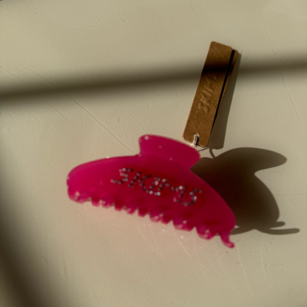 NWT SKIMS RASPBERRY ROSE GETTING READY CLAW CLIP - Picture 3 of 3